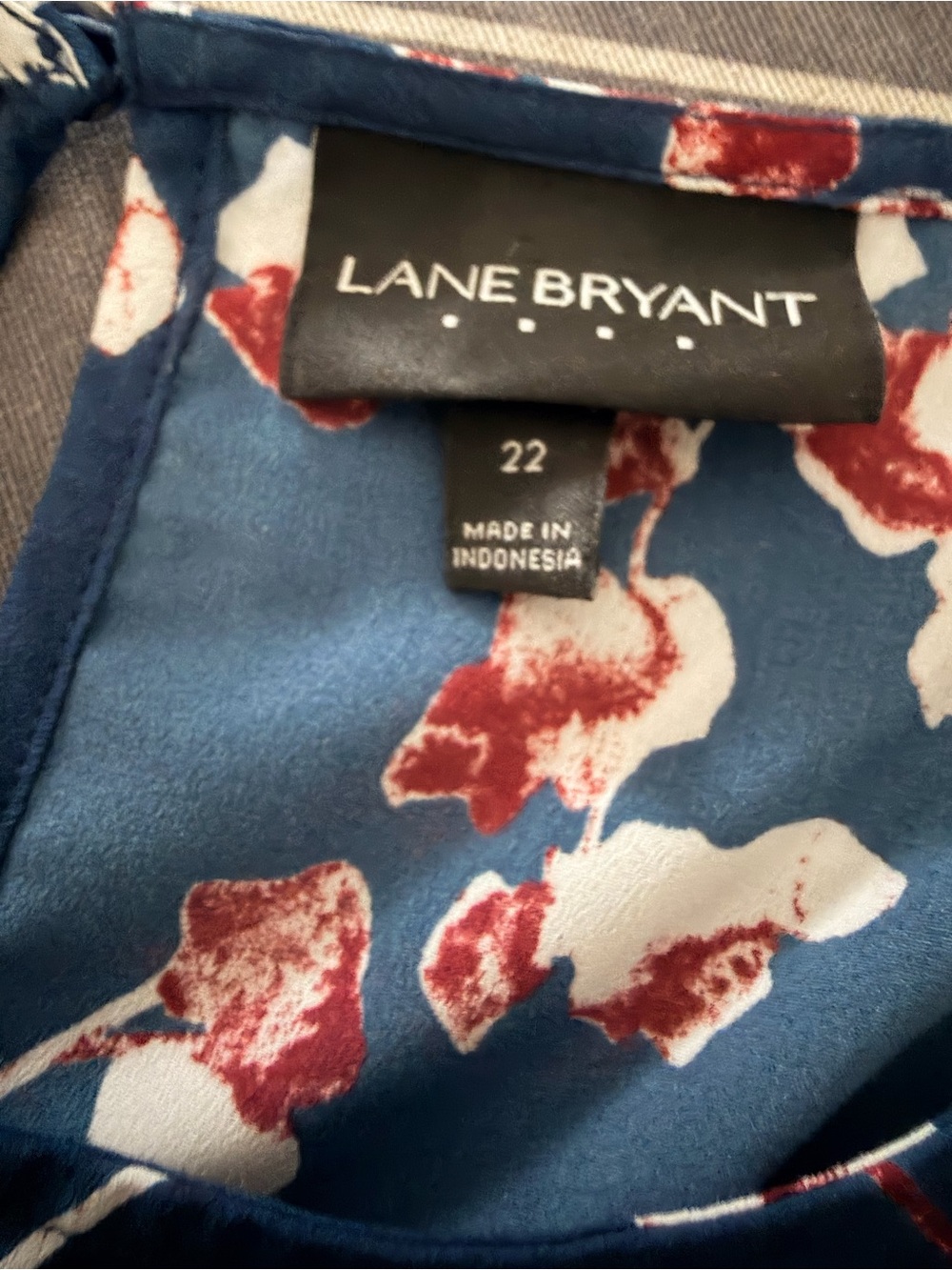 Lane Bryant Navy Floral Tunic with Red and White Blossoms - Picture 3 of 4
